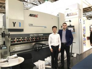 Polsha mijozlari ko'rgazmaga tashrif buyurishadi