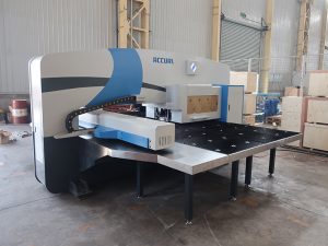 Oi-PO cnc nazorat qilish tizimi bilan 30 tonna yuqori tezlikli cnc punch press mashinasi