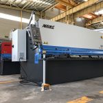 Shlangi makaslama mashinasi 2500mm 12mm po'lat plastinka chiqib ketish mashinasi